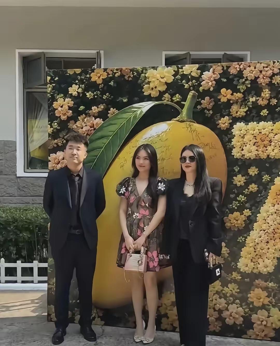 母女像姐妹，妈妈看着嫩，女儿看着成熟，你认出她们是谁了吗？