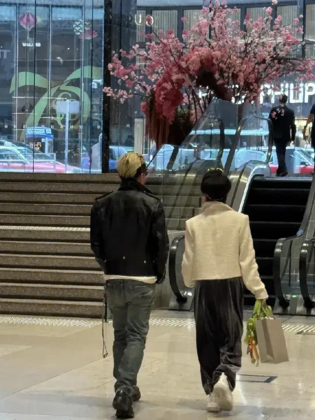 网友偶遇谢霆锋狄波拉逛街网友偶遇谢霆锋陪妈妈狄波拉在香港逛街，黑色皮衣的霆锋全程