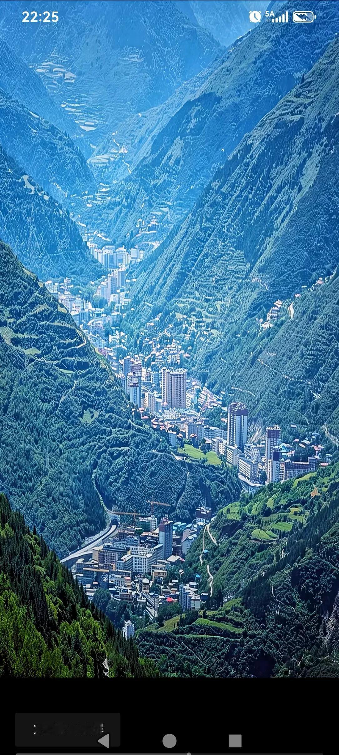 这个是四川的一个很小的县城，跟一个镇差不多大吧！风景不错，就是山太高了。有谁知道