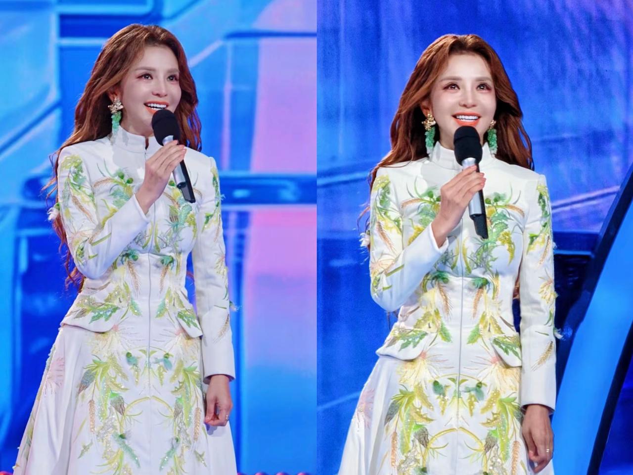 果然如此，老毛病又犯了，央视元旦晚会上，朱迅一上台主持，眼神就往天花板飘