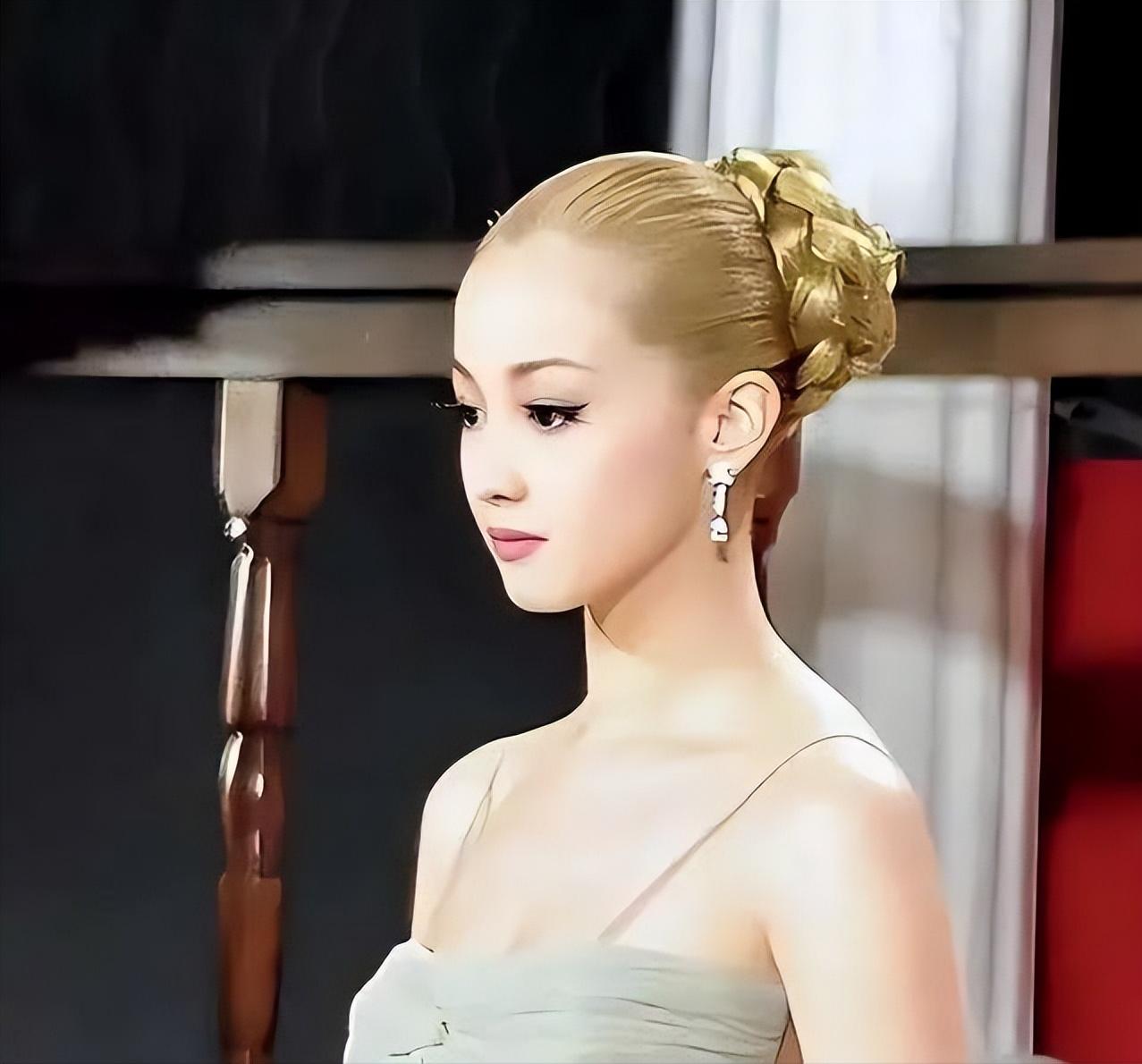 2009年，日本娱乐圈爆出大瓜，“亚洲第一美人”泽尻英龙华在婚前协议里规定，一个