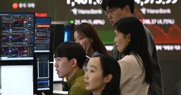 噩梦降临40万韩国家庭！短短三十天，韩国股市32万亿市值凭空消失，大量年