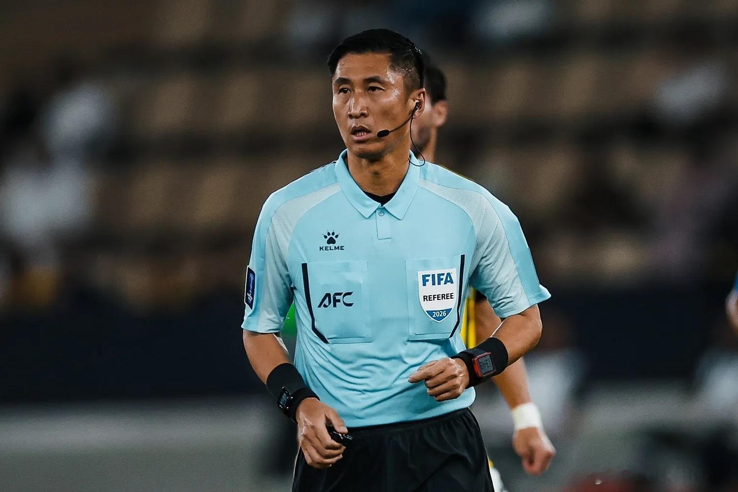 亚足联官方消息，中国籍主裁判马宁担任亚冠精英决赛第四官员，周飞担任助理裁判。亚足
