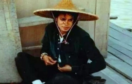 1987年，迈克尔·杰克逊去广东中山农村游玩，他看到一个老奶奶家徒四壁，就去跟她