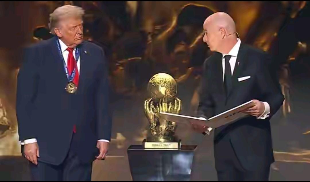 全球最讽刺的奖项诞生！！！在2026年世界杯抽签仪式上，国际足联主席因凡蒂诺