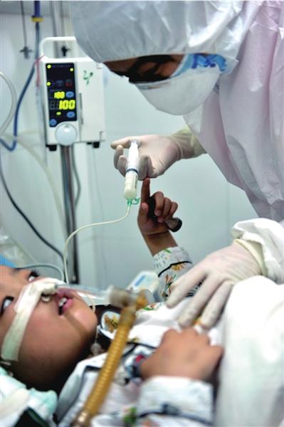 标题：儿科甲流危重症警示！医生紧急提醒家长：这些症状千万别忽视近日，儿科门诊