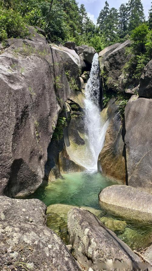 我的创意下联可以是：‌1、春日暖融融溪水解冰歌婉转🤛夏夜凉丝丝荷风送香舞