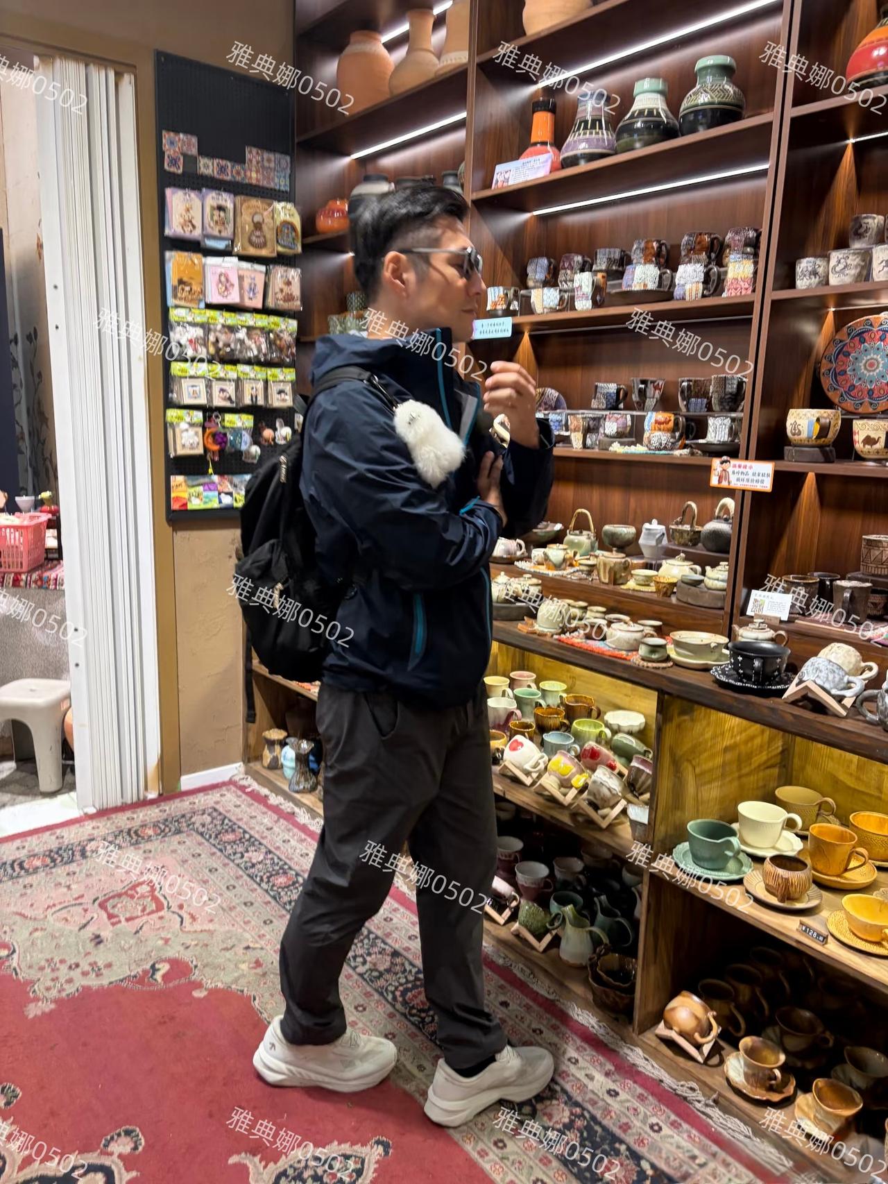 严屹宽本人好幻灭男神滤镜碎一地，真人头大腿短个不高比例太虐了！在新疆大巴扎的步