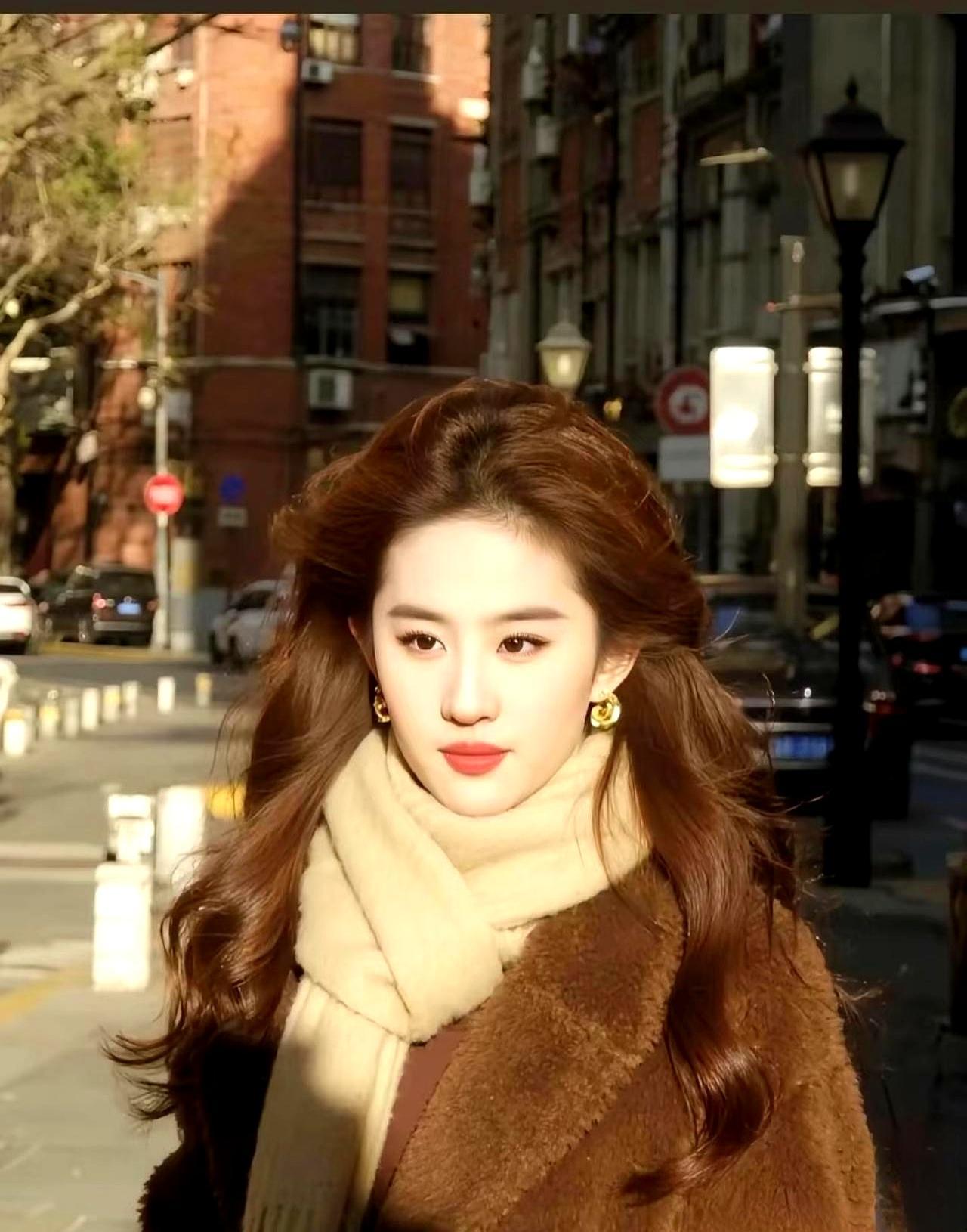 刘亦菲开口就一句“我不看脸”，听着挺佛系，其实条件一摆，门槛高得吓人。要善