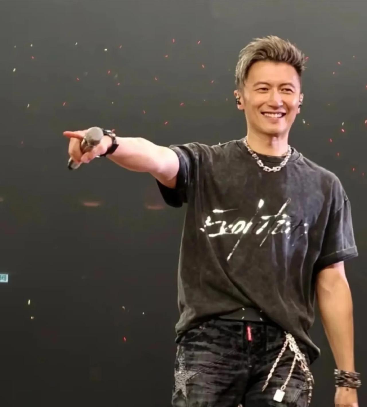 演唱会开完谢霆锋终于也清醒过来了！谢霆锋由于上个月底的演唱会，他和家人，两个