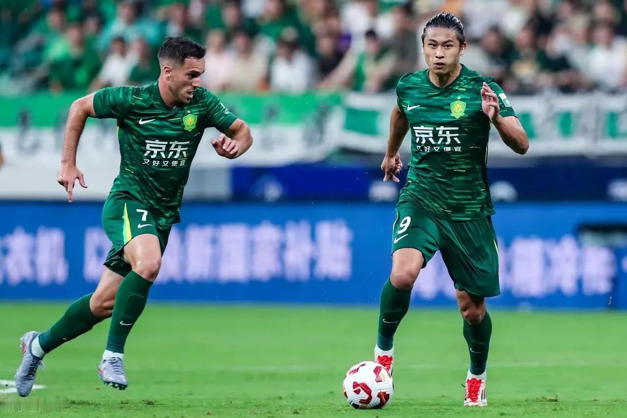 国足第一锋霸张玉宁终于发威，为北京国安打破僵局，张玉宁禁区抽射破门，国足归化“塞
