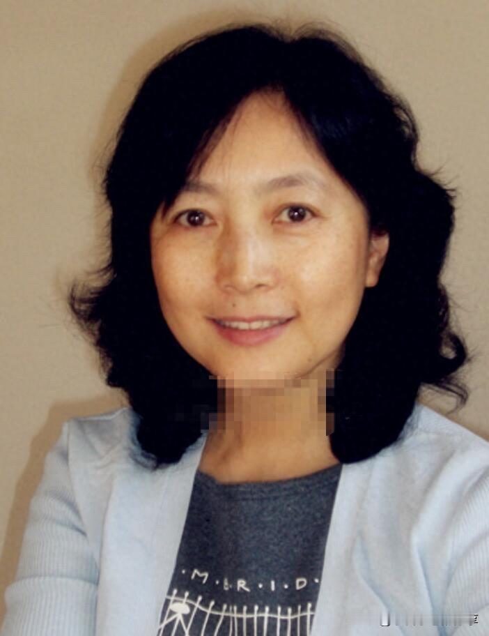 这一位主持人长的比倪萍还要漂亮，双眼皮，大眼睛，高鼻梁，是标准的古典美人。颜值高