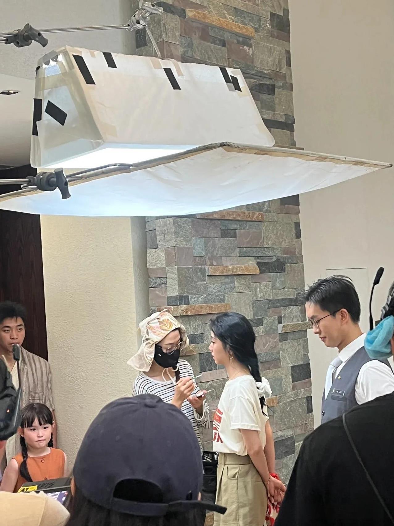 谭松韵今天拍广告片规模不小啊！看看现场的人，设备，跟拍戏阵仗差不多！而且呀，松
