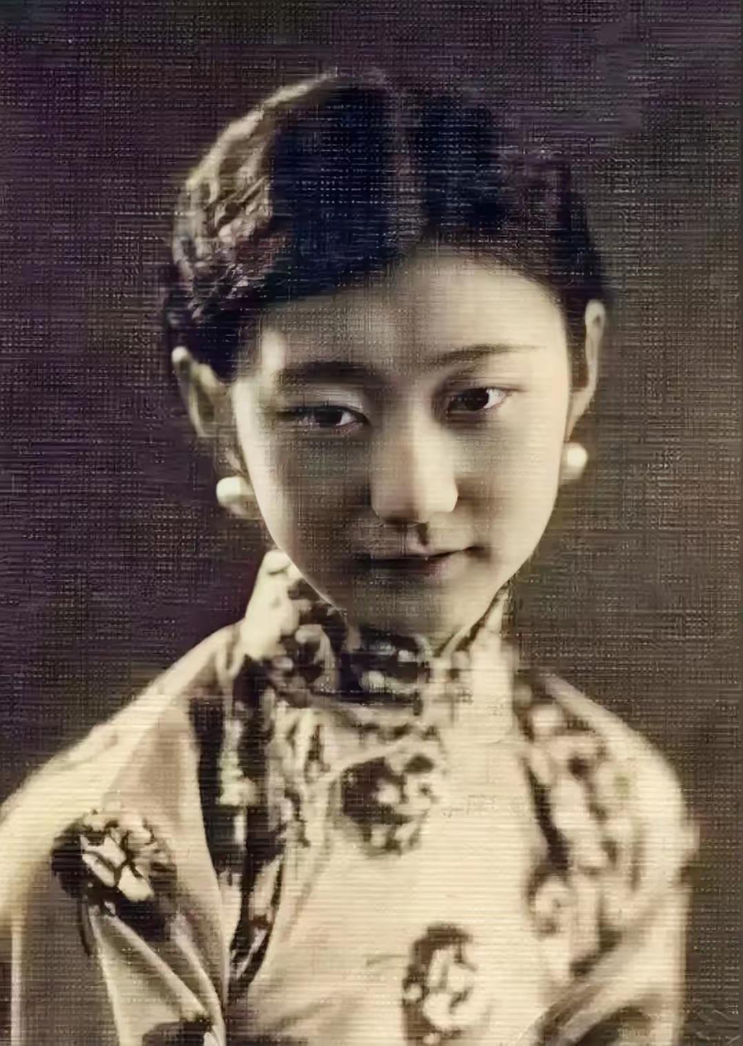 老北京大美女王敏彤，从小迷恋表姐夫，痴等一辈子。1959年他回北京，她下厨请