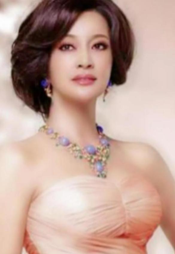 1982年，刘晓庆到南京演出，遇见了正在拍戏的迟志强，晚上几杯酒下肚后，刘晓庆让