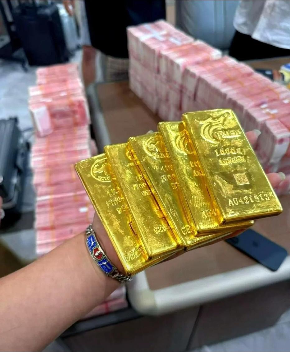 深圳水贝今金店早开门不到10分钟，有老板把卷帘门拉下半截，门口贴着A4纸——“