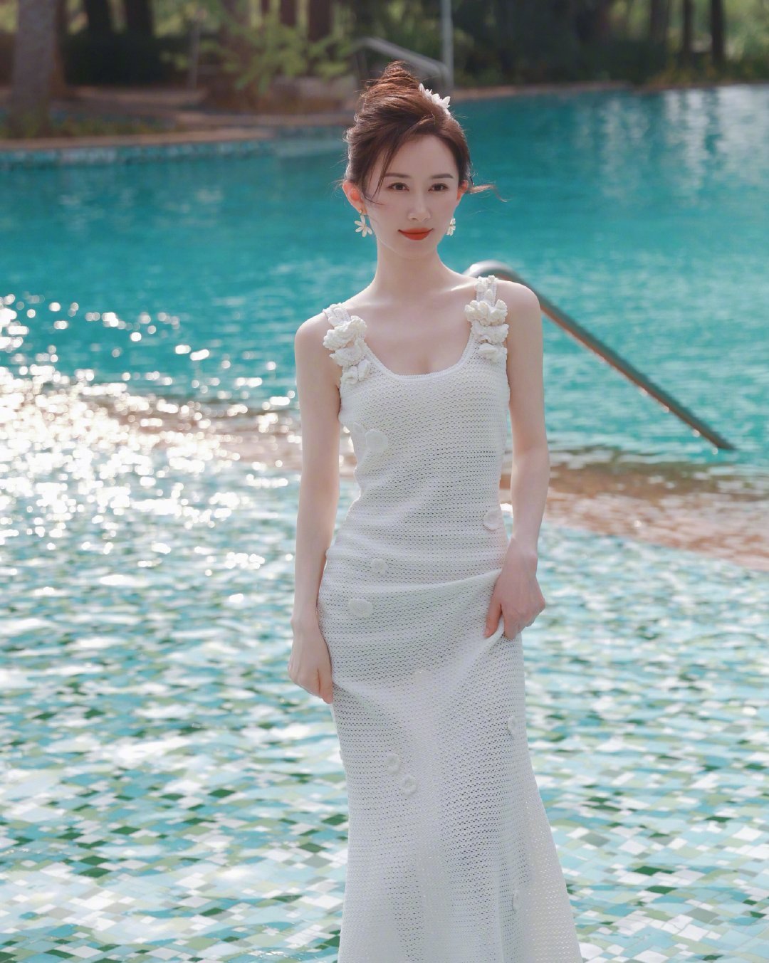 舒畅，夏日白色长裙的温柔​​​