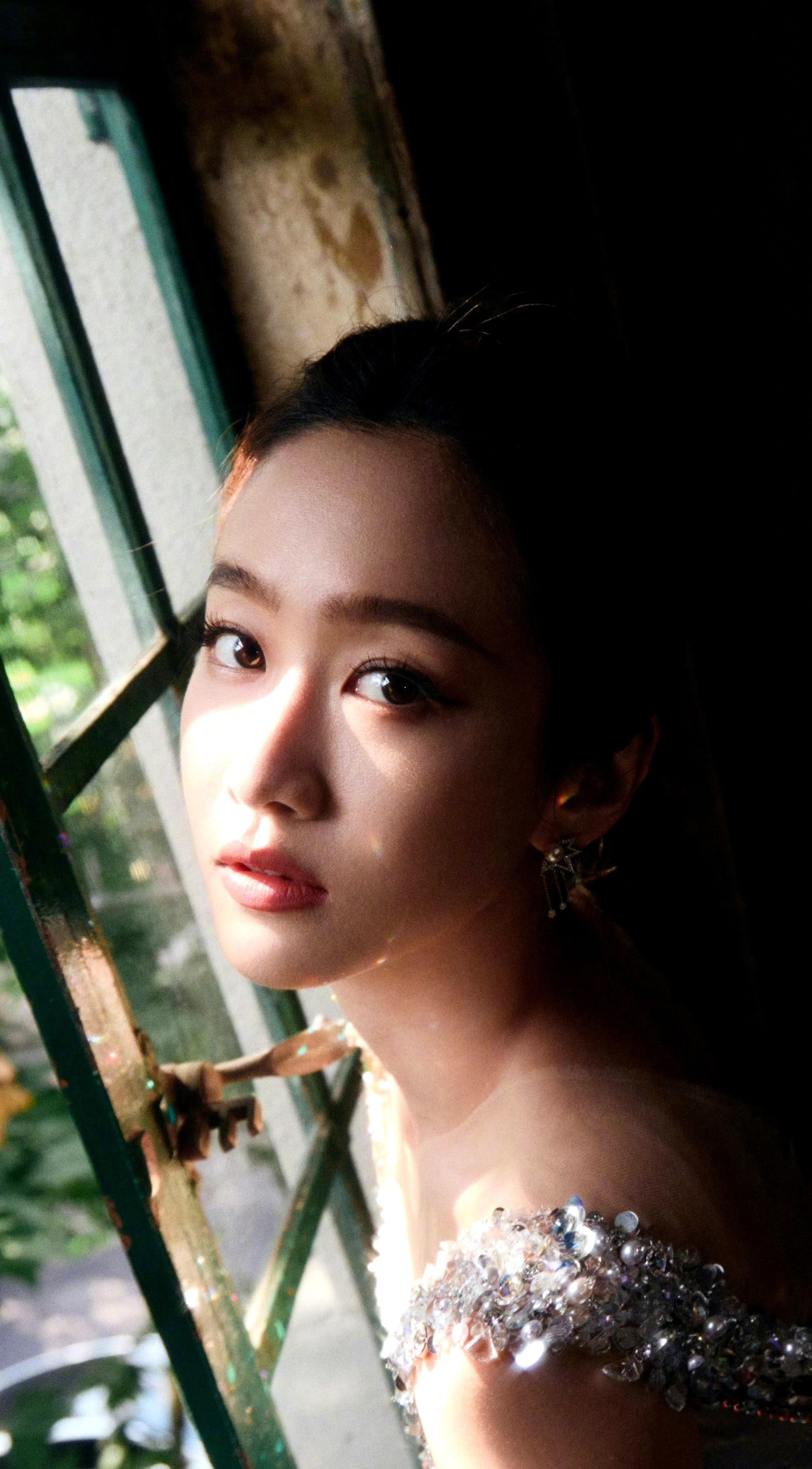 刘美含，银光吊带长裙，闪耀冷酷​​​