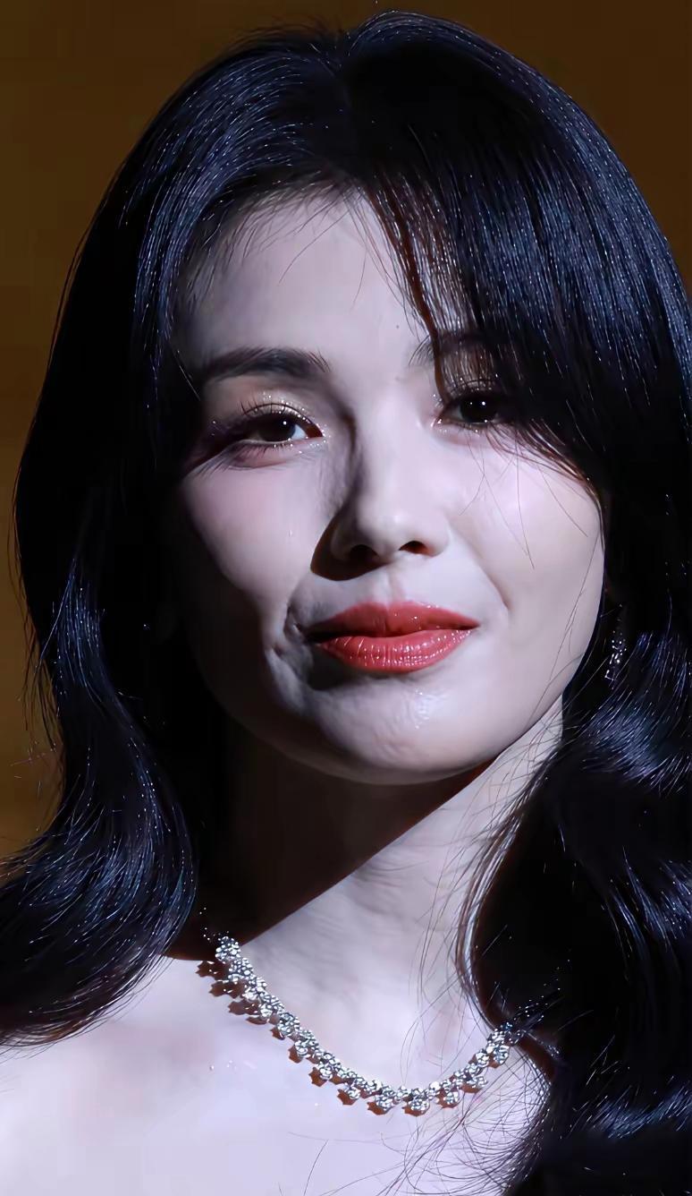 刘涛的高清怼脸拍：发如绸缎，眉若墨画，眸若秋水，唇似丹霞，但皮肤略显松弛，法令纹