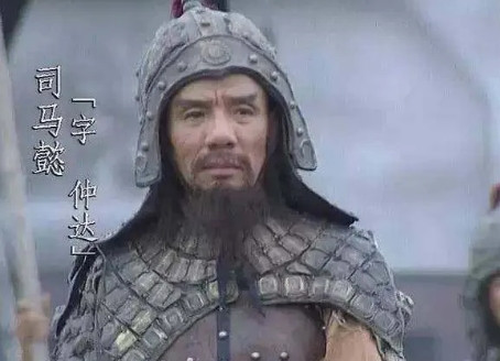 1990年，《三国演义》拍摄现场，饰演司马懿的魏宗万每当看到唐国强演的诸葛亮就非