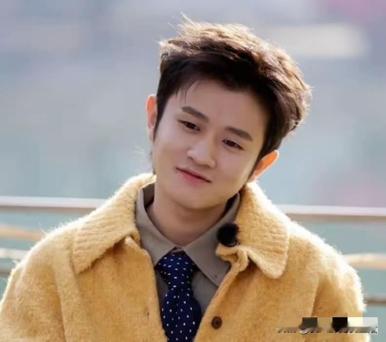 王勉属实有点儿惨。几个月前还被网友拍到，和易梦玲在一起的照片，怎么现在突然间就