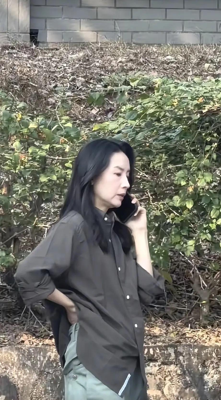 有网友在阳江的街头看到了正在打电话的董洁，她是素颜出镜的，居然有了白头发，嘴角下