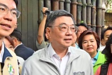 台“行政院长”卓荣泰今天上午前往南投参访水里商圈特色店家，有媒体询问，怎么看蒋万