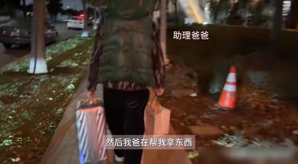 洛杉矶街头，身价过亿的京圈老炮儿冯小刚，一手死死攥着两个大号购物袋，一手拖着行李