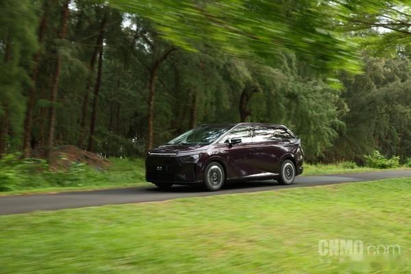 小鹏X9超级增程卖爆实锤！副总裁官宣：交付周期延至7-9周，25年1