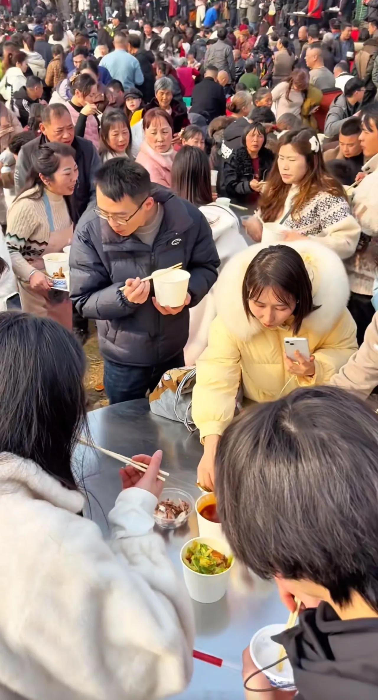 我表哥去了重庆呆呆家吃了刨猪饭亲眼见到了呆呆表哥电话里跟我说，网上看到的只是