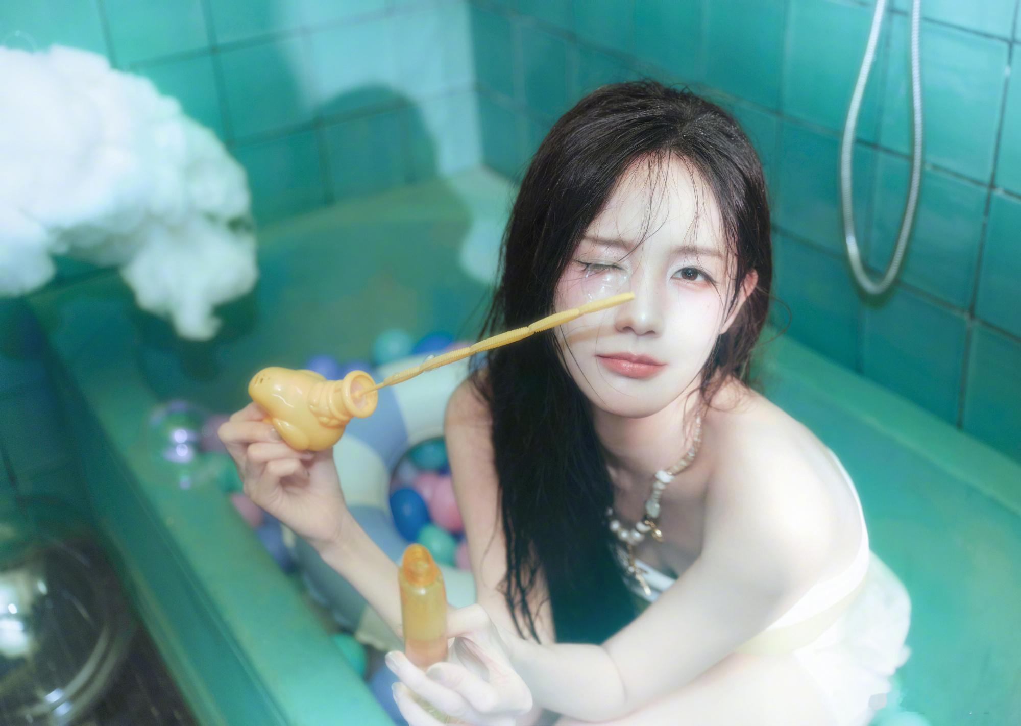 李一桐浴室写真好爽的样子​​​