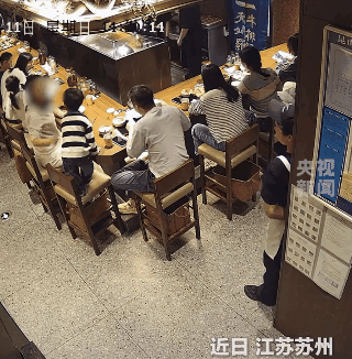 中国版的“超人”！江苏苏州，一名小孩站在餐厅椅子上，突然脚一滑，从凳子上倒了