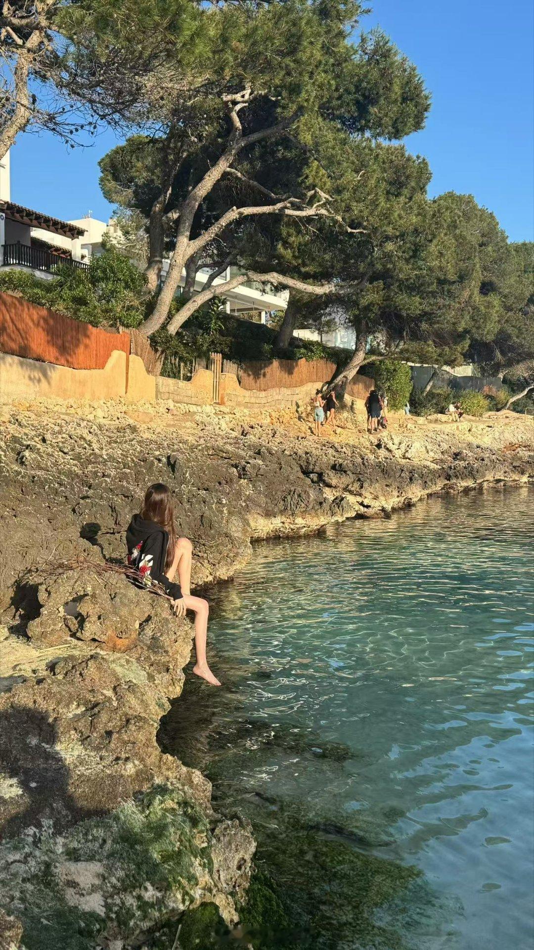 刚擦完小摩托和一辆半汽车，看见大狗发到群里的照片。这丫头前几天刚切牛油果扎伤了手