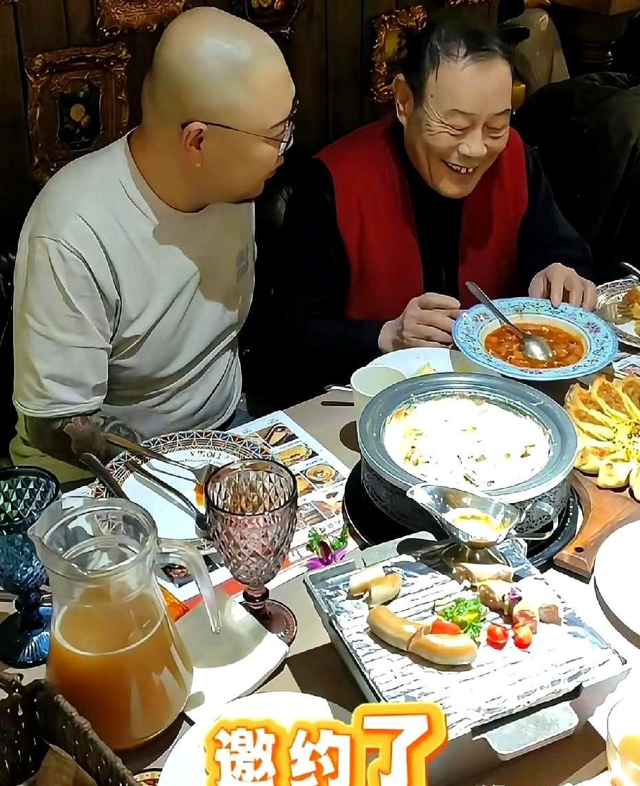 郭德纲这一手，杨议怕是气得不轻。72岁的杨少华大儿子杨威，官宣要去德云社纲丝