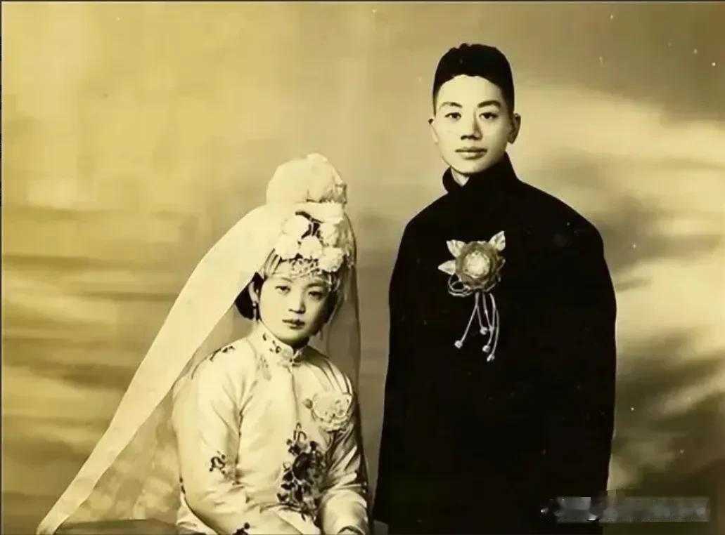 1980年，作家周扬回乡探亲，顺道去看前妻吴淑媛墓，谁料，半路突然大雨倾盆，顿感