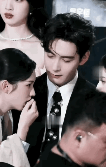 我能说这俩女明星挺没礼貌的嘛要聊天出去聊或者换个位置都可以非得把一个男明星尴