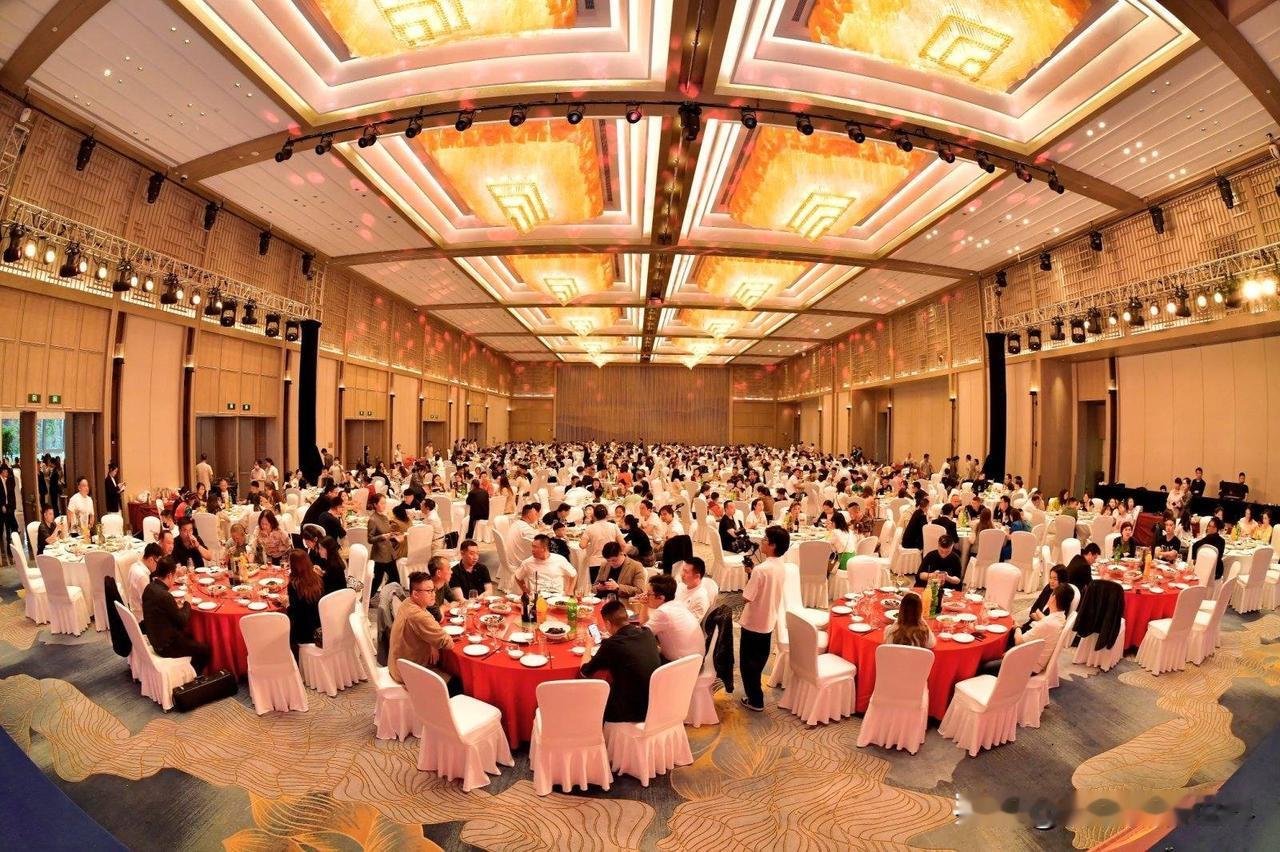 2026年开年，八成公司突然不办年会了，但员工们的第一反应居然是松了口气。20