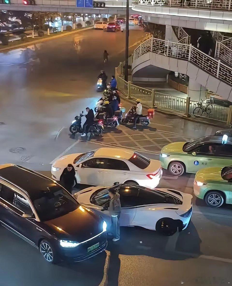 极为罕见的迈巴赫剐蹭迈凯伦，这两台世界名车竟以这样“亲吻”的方式同框，真是太有眼