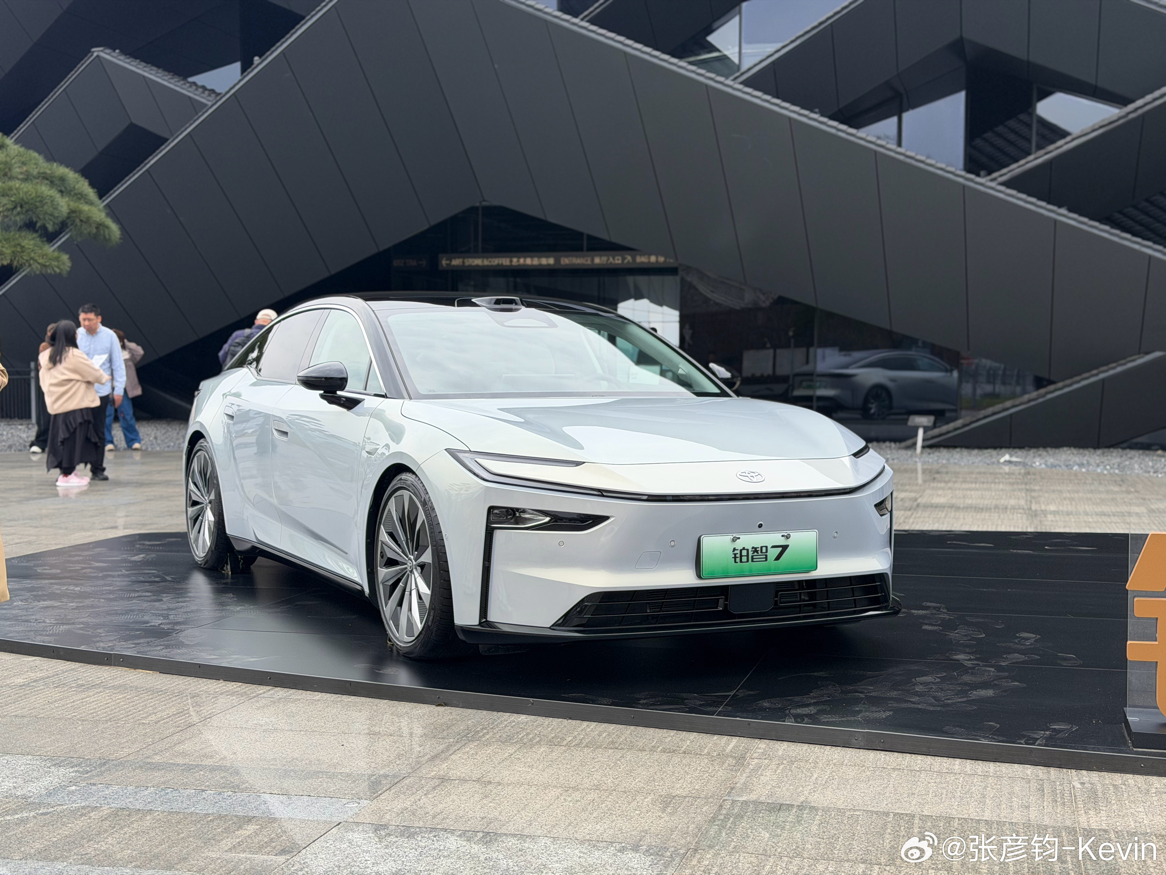 最近看网上很多人在对比丰田铂智7和雷克萨斯ES，我寻思大家讨论下外观也正常，但是