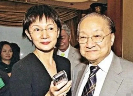 1976年，金庸出轨后，妻子朱玫提出离婚，就在两人刚签完离婚协议，金庸却突然将其