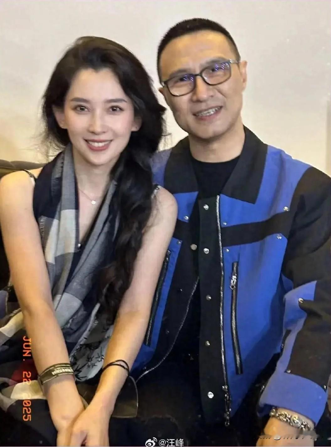 汪峰上热搜了！竟然是因为一家三口都在甜蜜恋爱中！大女儿小苹果刚刚公开了男朋友