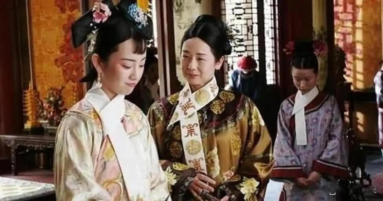 李莲英有个妹妹长得十分漂亮，当时刚刚十五六岁，还没有嫁人。李莲英数次在慈禧太后夸