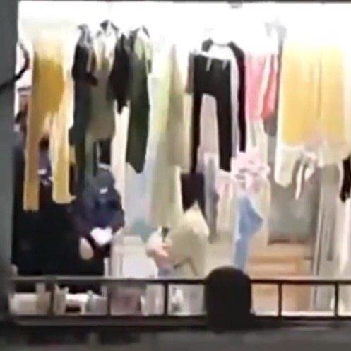 这两天湖北宜昌三峡大学出了件让人脊背发凉的事儿——一名外籍留学生深夜徒手攀爬女生