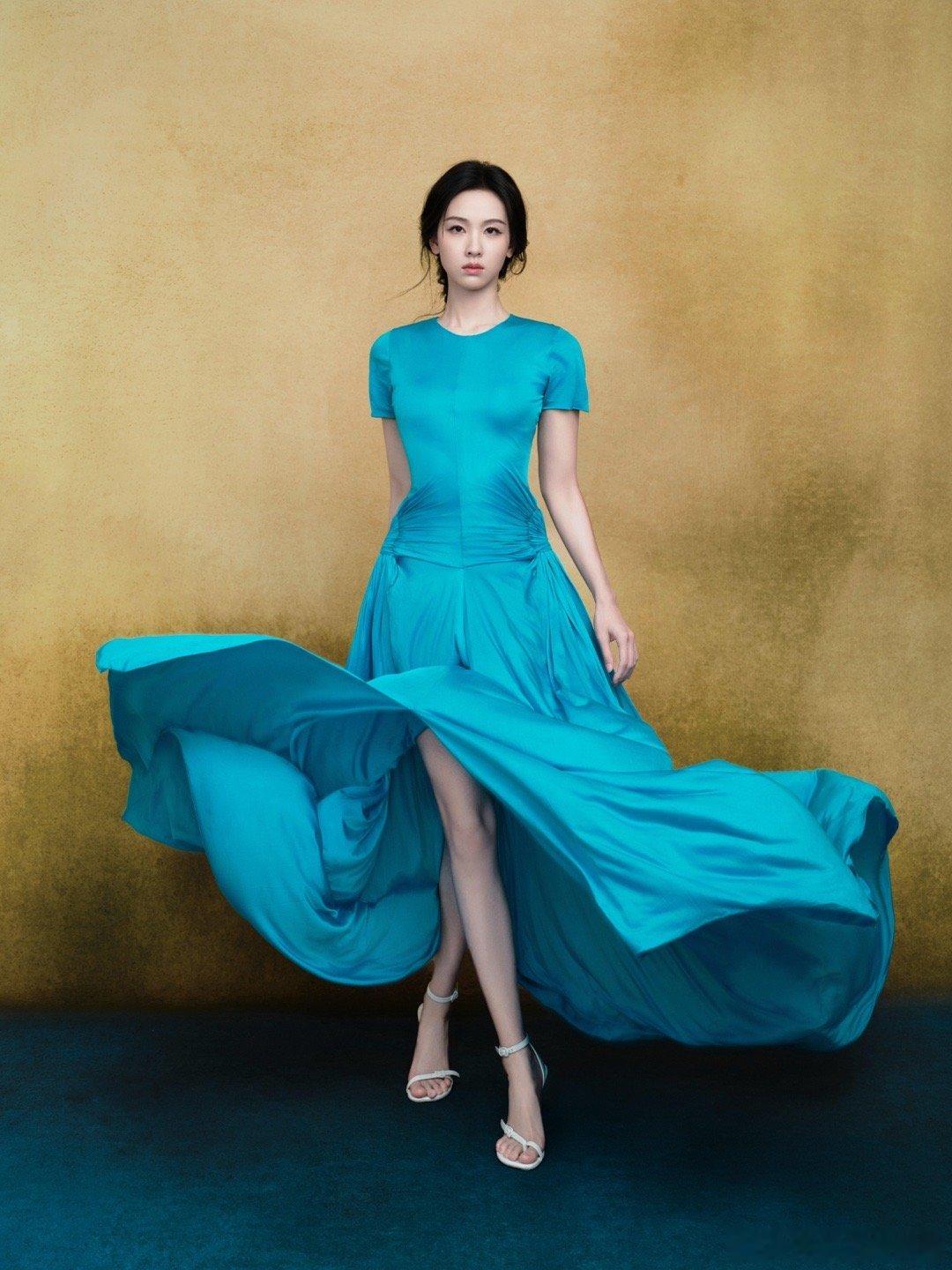 陈都灵国剧盛典第二套造型来了，明媚蓝裙！