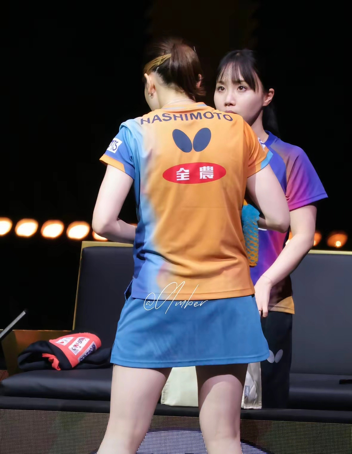 桥本帆乃香的教练好美，大眼睛扑闪扑闪亮晶晶的