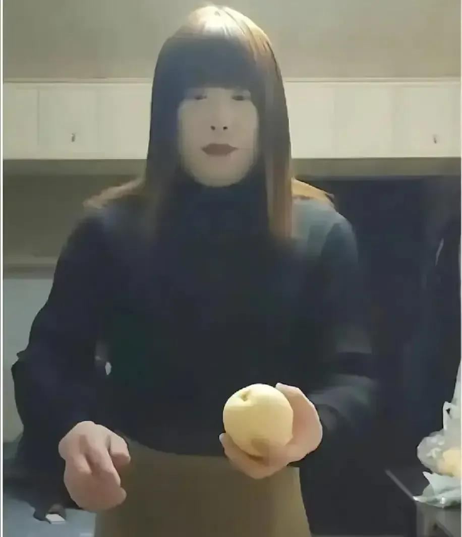 这个南京红姐肯定涉嫌犯罪了。且不说你干的这些事儿，单单把这些人的照片儿发到网上