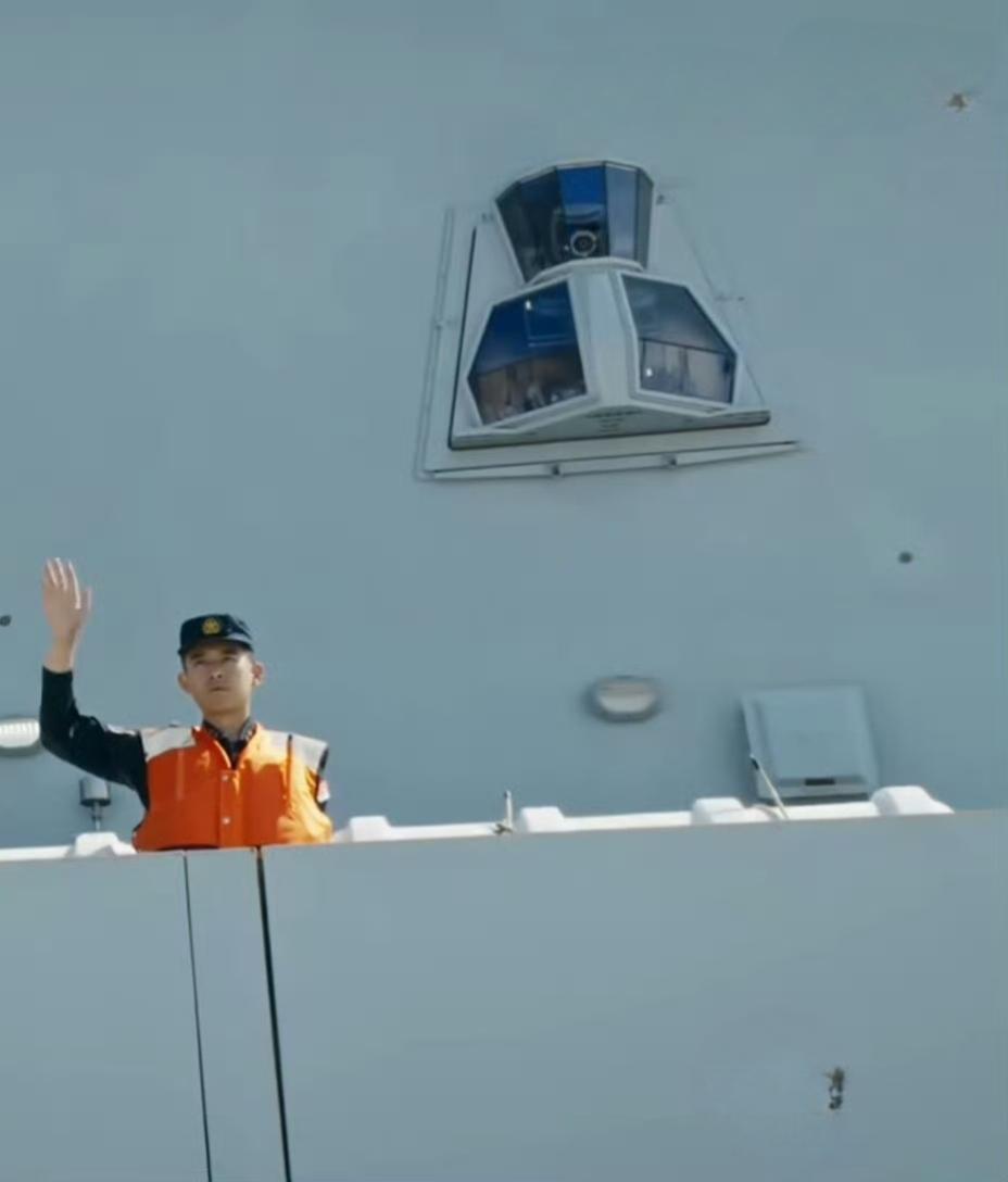 054B型护卫舰侧面的高精度光学窗口特写照片，用于追踪掠海飞行的导弹、小艇。