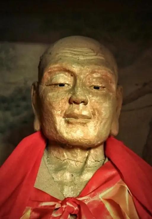 1996年，山西一名村民在寺庙清扫时，靠着佛像休息时睡着了。醒来后，他意外发现自