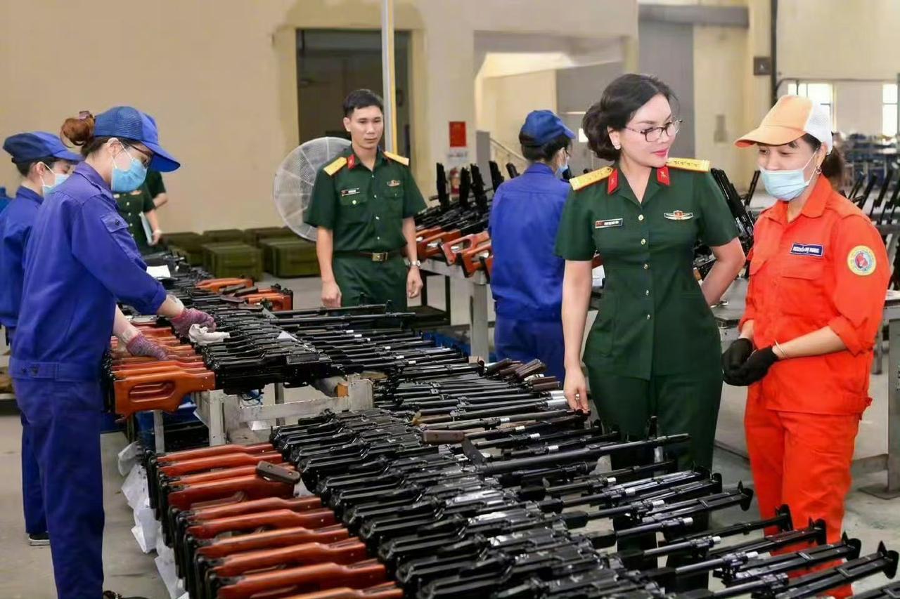 小越家的军工这些年确实有进步，都能大批量仿造大俄家PKM/PKMS通用机枪了。