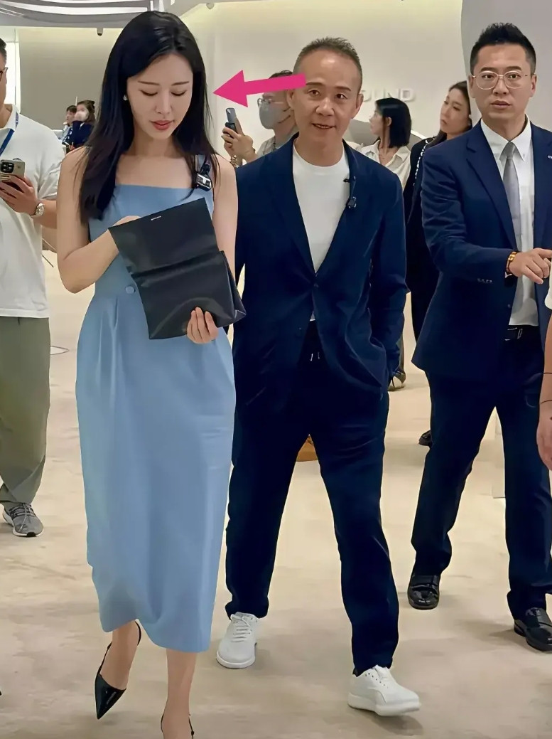 74岁万科创始人王石秒变小迷弟，出席活动跟随小30岁娇妻田朴珺左右，眼睛全是欣赏